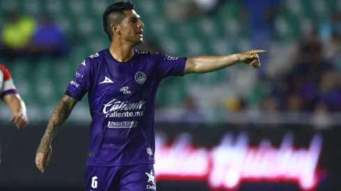 Roberto Meraz of Mazatlán in action against Cruz Azul
