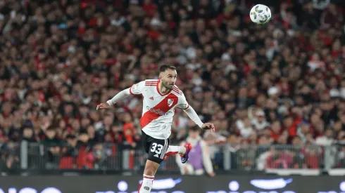 Germán Pezzella heading ball with River Plate