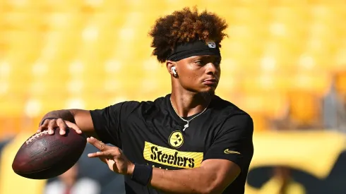 PITTSBURGH, PENNSYLVANIA – AUGUST 9: Justin Fields #2 of the Pittsburgh Steelers warms up before the preseason game against the Houston Texans at Acrisure Stadium.
