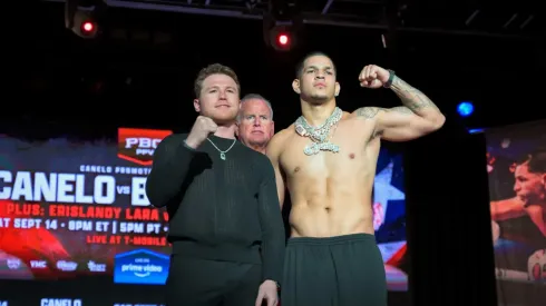 Canelo Alvarez and Edgar Berlanga pose for picture before fight.
