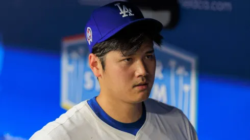 Shohei Ohtani 17 of the Los Angeles Dodgers wears a MLB, Baseball Herren, USA 9 11 commemorative patch in his cap during their MLB regular season game against the Chicago Cubs.
