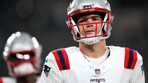 Drake Maye #10 of the New England Patriots warms up prior to the game against the New York Jets at MetLife Stadium on September 19, 2024 in East Rutherford, New Jersey.
