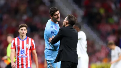 Thibaut Courtois and Diego Simeone discuss during Atletico Madrid-Real Madrid