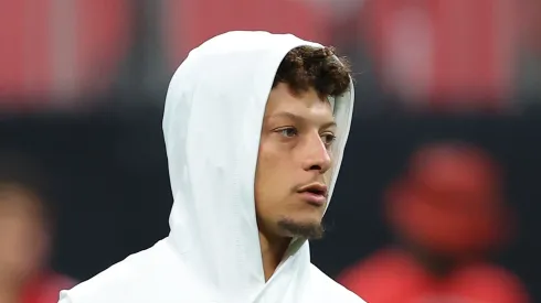 Patrick Mahomes #15 of the Kansas City Chiefs warms up prior to the game against the Atlanta Falcons at Mercedes-Benz Stadium on September 22, 2024 in Atlanta, Georgia. 
