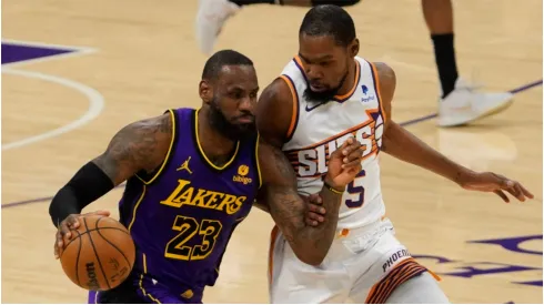 LeBron James (R) and<br />
Kevin Durant (L)
