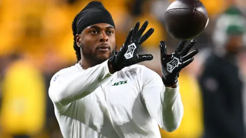 Davante Adams #17 of the New York Jets warms up prior to the game against the Pittsburgh Steelers at Acrisure Stadium on October 20, 2024 in Pittsburgh, Pennsylvania. 
