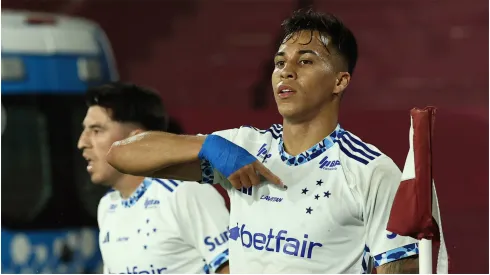 Cruzeiro forward Kaio Pinto (R) celebrates with teammates
