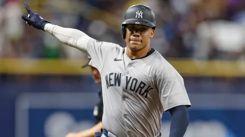 New York Yankees outfielder Juan Soto (22) celebrates after homering to right field during an MLB, Baseball Herren, USA game against the Tampa Bay Rays.
