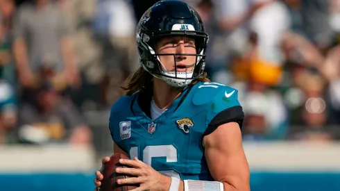 Jacksonville Jaguars quarterback Trevor Lawrence (16) drops back to pass during a NFL, American Football Herren, USA football game between the Green Bay Packers and the Jacksonville Jaguars on October 27th, 2024 at EverBank Stadium in Jacksonville, FL.
