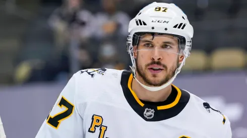 Pittsburgh Penguins Center Sidney Crosby (87) looks on during the second period in the NHL, Eishockey Herren, USA game between the Pittsburgh Penguins and the Philadelphia Flyers in 2021.
