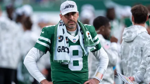 Aaron Rodgers (8) looks on from the sidelines during the NFL, American Football Herren, USA football game against the Indianapolis Colts, Sunday, Nov. 17, 2024, in East Rutherford.