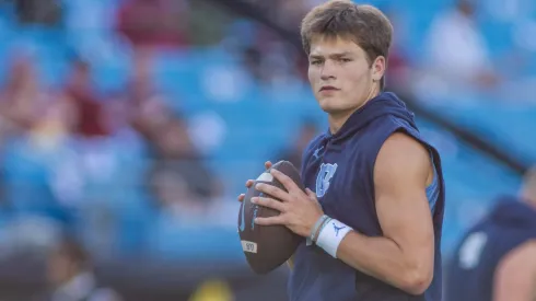 North Carolina Tar Heels quarterback Drake Maye (10) warms up before the 2023 Duke s Mayo Classic against the South Carolina Gamecocks at Bank of America Stadium in Charlotte, NC.