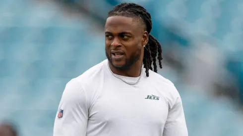 New York Jets wide receiver Davante Adams (17) warms up before the game between the Jacksonville Jaguars and the New York Jets on December 15, 2024 at EverBank Stadium in Jacksonville, Fl.