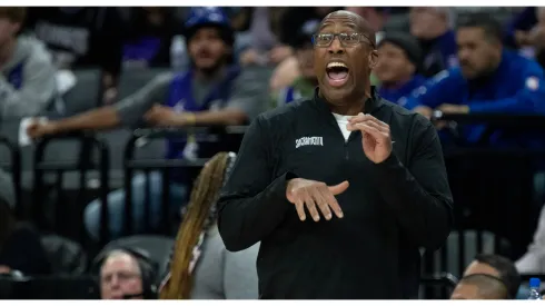 Sacramento Kings coach Mike Brown is called for a technical foul during an NBA, Basketball Herren, USA game at Golden 1 Center on Sunday, Nov. 24, 2024. Sacramento USA
