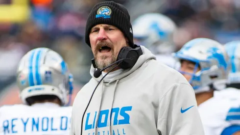 Detroit Lions head coach Dan Campbell talks to his players during an NFL, American Football Herren, USA football game against the Chicago Bears on Sunday, Dec. 22, 2024 in Chicago.
