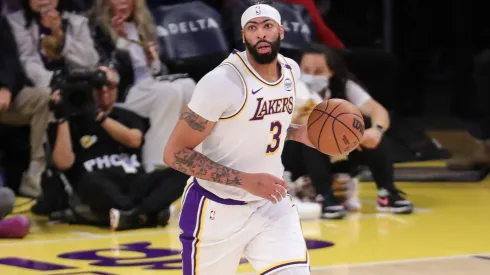 Anthony Davis (3) dribbles during the Memphis Grizzlies vs Los Angeles Lakers game.
