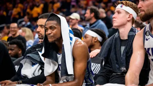 Sacramento Kings guard De™Aaron Fox sits with a towel over his head as the clock winds down on the team™s loss to the Golden State Warriors in Game 3 of the first-round NBA, Basketball Herren, USA playoff series at Chase Center in San Francisco on Thursday, April 20, 2023.