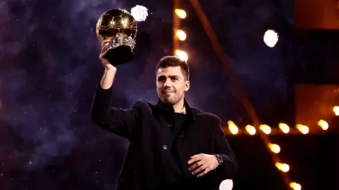 Rodri holds up his ballon d'or award prior to the match between City and Tottenham 
