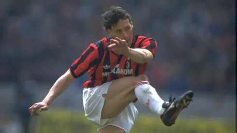 MARCO VAN BASTEN IN ACTION FOR AC MILAN DURING AN ITALIAN SERIE A MATCH AGAINST NAPOLI