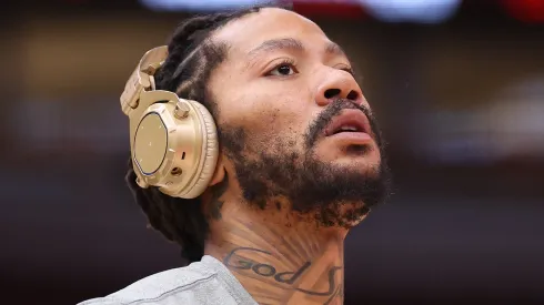 Derrick Rose #4 of the New York Knicks warms up prior to the game against the Chicago Bulls at United Center on December 14, 2022 in Chicago, Illinois.