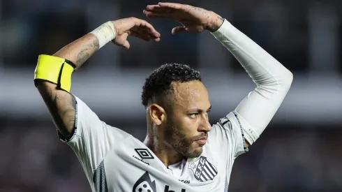 Neymar of Santos reacts during a Campeonato Paulista 2025 match between Santos and Botafogo at Urbano Caldeira Stadium.