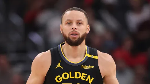 Stephen Curry #30 of the Golden State Warriors dribbles up the court against the Chicago Bulls
