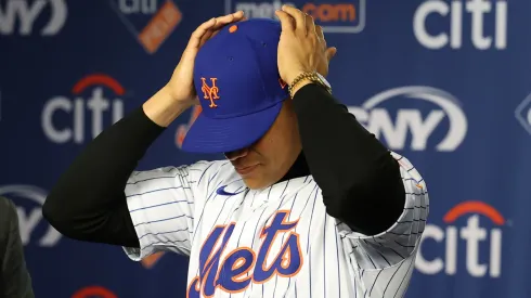 Juan Soto with his New York Mets jersey.