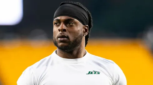 New York Jets wide receiver Davante Adams (17) looks on before the regular season NFL, American Football Herren, USA football game between the New York Jets and Pittsburgh Steelers on October 20, 2024 at Acrisure Stadium in Pittsburgh, PA.