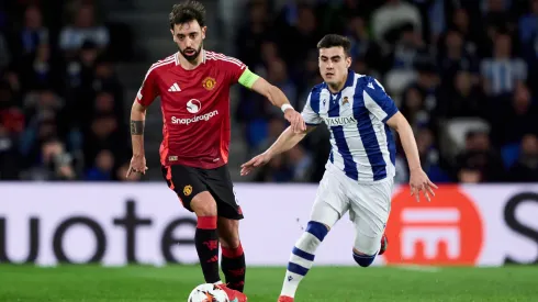 Bruno Fernandes duels for the ball with Ander Barrenetxea during the UEFA Europa League 2024/25 Round of 16 First Leg match between Real Sociedad and Manchester United.