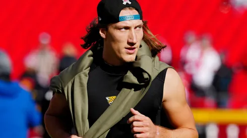 Trevor Lawrence #16 of the Jacksonville Jaguars warms up prior to the game against the Kansas City Chiefs at Arrowhead Stadium on November 13, 2022 in Kansas City, Missouri.
