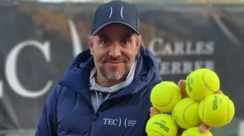 Roberto Carretero poses in a tennis court.
