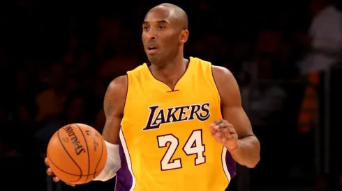 Kobe Bryant #2 of the Los Angeles Lakers dribbles the ball against the Houston Rockets at Staples Center on October 28, 2014 in Los Angeles, California.
