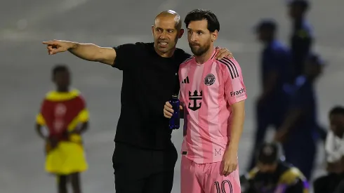 Coach Javier Mascherano of Inter Miami talking to Lionel Messi.