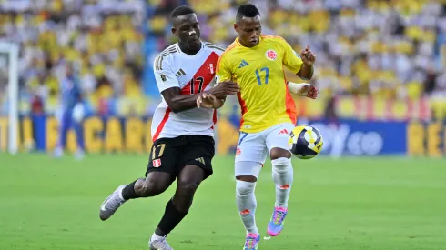 Luis Advíncula of Perú challenges for the ball with Jaminton Campaz of Colombia during the FIFA World Cup 2026 South American Qualifier match.