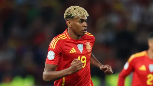 Lamine Yamal of Spain controls the ball during the UEFA Nations League 2025 semifinal match between Spain and France