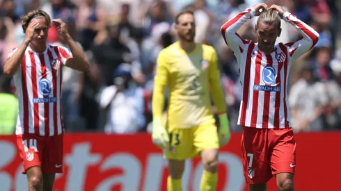 Antoine Griezmann #7, Jan Oblak #13 and Marcos Llorente #14 of Atlético Madrid react after a 4-0 loss to Paris Saint-Germain during the FIFA Club World Cup 2025 .