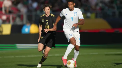 Choco Lozano #9 of Honduras controls the ball keeping it away from Marcel Ruiz #14 of Mexico