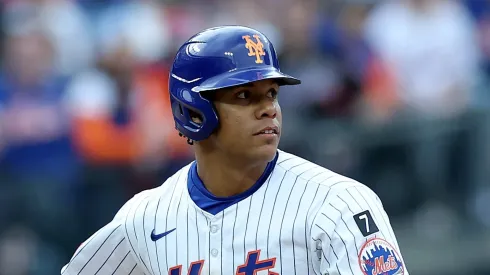 Juan Soto #22 of the New York Mets leads off second base during the home opener against the Toronto Blue Jays at Citi Field on April 04, 2025 in the Flushing neighborhood of the Queens borough of New York City. The New York Mets defeated the Toronto Blue Jays 5-0.