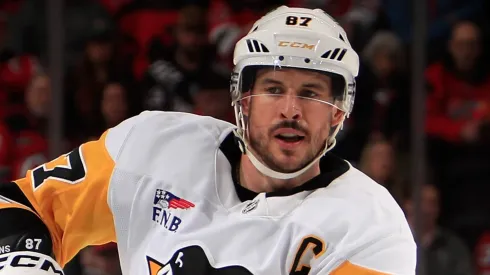 Sidney Crosby during a Pittsburgh Penguins NHL game, as speculation grows about his future linked to teammate Evgeni Malkin’s retirement decision.