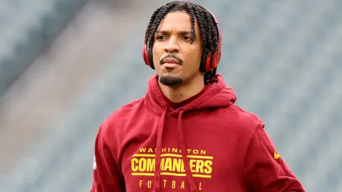Jayden Daniels #5 of the Washington Commanders warms up prior to the NFC Championship Game against the Philadelphia Eagles at Lincoln Financial Field on January 26, 2025 in Philadelphia, Pennsylvania.