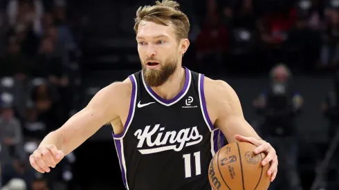 Domantas Sabonis dribbles the ball during a game against the Lakers.