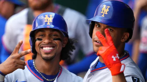 Juan Soto (R) of the New York Mets celebrates his home run with Francisco Lindor.
