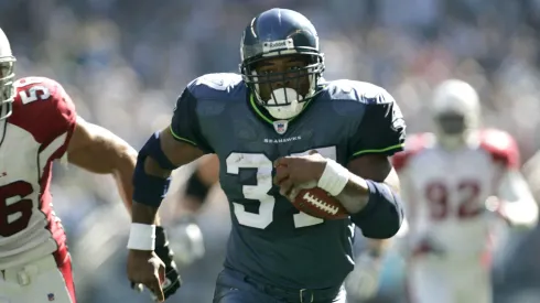 Seahawks Shaun Alexander runs for a 25-yard touchdown in the first quarter in 2005.