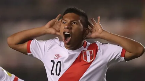 Edison Flores, celebrando uno de sus goles con la Bicolor.
