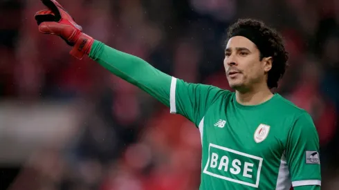 HÉROE. Ochoa atajó un penal en la victoria de Standard Lieja.