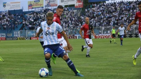 PEGA FUERTE. El juvenil de la Selección disputa la pelota antes de su expulsión.
