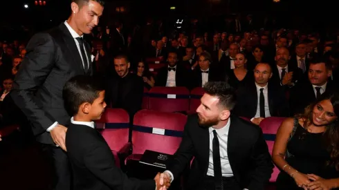 UN FANÁTICO. El momento en que el hijo de Cristiano Ronaldo conoció a Lionel Messi en el FIFA The Best.
