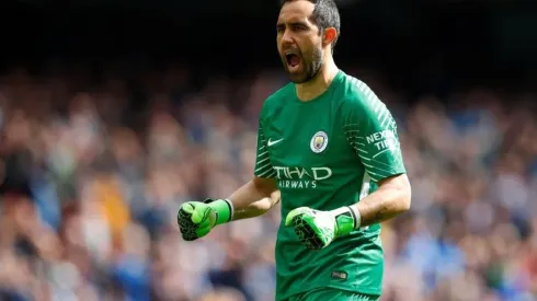 Claudio Bravo gritando un gol en Manchester City.
