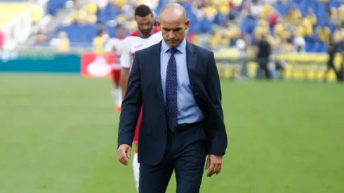 ÚLTIMA VISITA. Jémez abandona el estadio de Las Palmas tras ser derrotado en el Granada.
