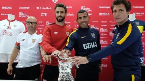 UN TROFEO MUY RICO. Barros Schelotto, Sampaoli y los capitanes de ambos equipos en la previa del partido.
